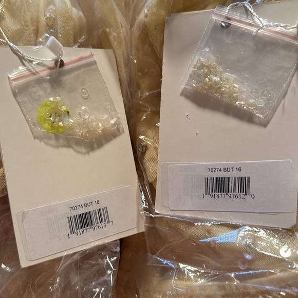 MAC DUGGAL
Embellished Illusion Cap Sleeve Gown - Picture 15 of 16